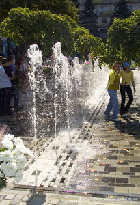 Городские фонтаны: освежаемся, ищем любовь и просим счастья 