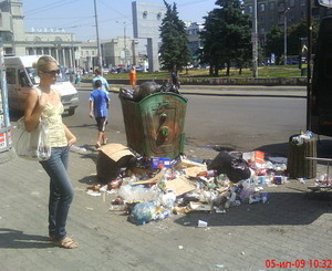 Вокзал до сих пор утопает в мусоре! 