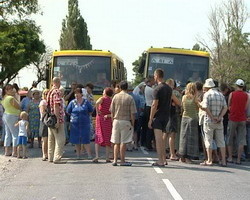 В Кушугуме ради воды перекрыли дорогу 