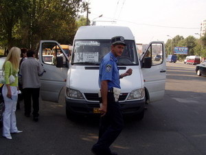 Невнимательность маршрутчика «покалечила» 6 пассажиров и 2 автомобиля 