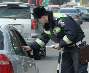 При виде гаишников донецкие автомобилисты звонят маме и жалуются, что их обижают  