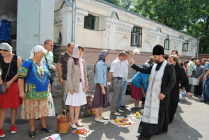 Горожане святили спелые яблоки и свежий мед 