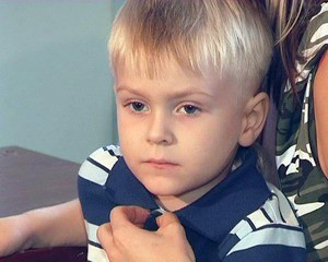 4-летнего малыша ударил током рекламный щит 