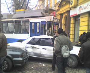 В Мелитополе иномарка протаранила частную клинику  