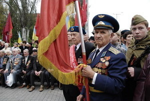 Ветеранам показали технику и накормили кашей 