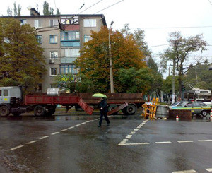 В центре Мариуполя перевернулась фура с металлом 