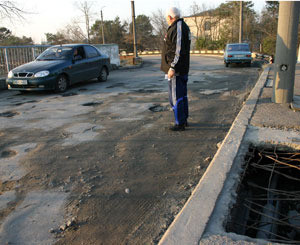 Аварийный мост в Дарнице может убить десятки людей 