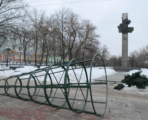 Луганские городские ёлки громят вандалы  