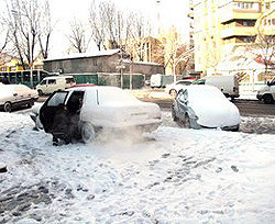 Снегопад парализовал движение столичного транспорта  