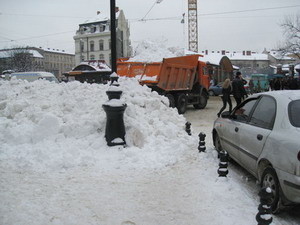 Снег вывозят КАМАЗами 