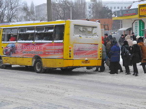 На остановках мерзнут в очередях, зато у вокзала поят горячим чаем 