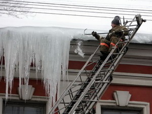 Сосульки коммунальщиков пока не беспокоят 