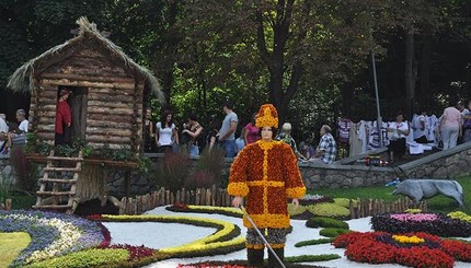 Выставка цветов на Певческом поле в Киеве