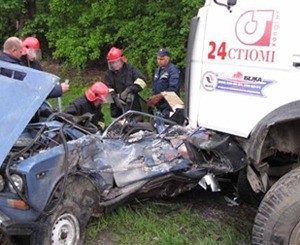 На трассе Житомир-Черновцы МАЗ расплющил ВАЗ. Погибла семья с полугодовалым ребенком 