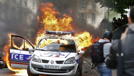 В ходе масштабной акции протеста в Париже сожгли автомобиль