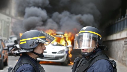 В ходе масштабной акции протеста в Париже сожгли автомобиль