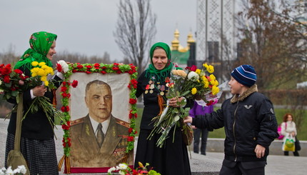 Сегодня жители столицы отдают дань освободителям города