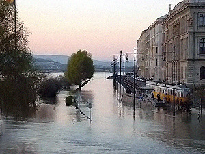 В Одесской области спасатели развернули полевой лагерь для эвакуации жертв наводнения