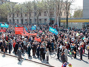 Под Верховной Радой сотня людей митингует против закона 