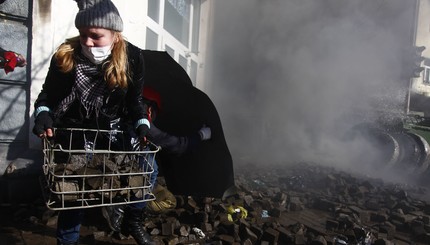 Активисты вломились в офис Партии Регионов