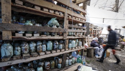 В Луганском лагере сало в банках