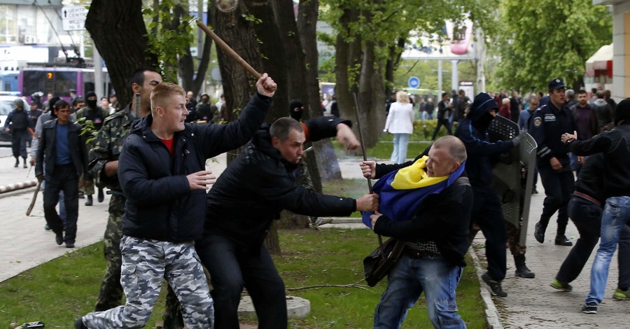 В Донецке на митинге били людей