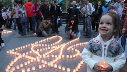 Во Львове из свечей выложили карту Крыма и герб крымско-татарского народа