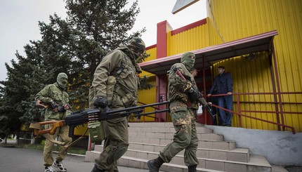 В Снежном до зубов вооруженные бойцы