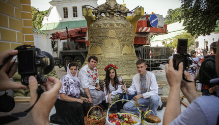 На Лаврскую колокольню подняли самый большой колокол