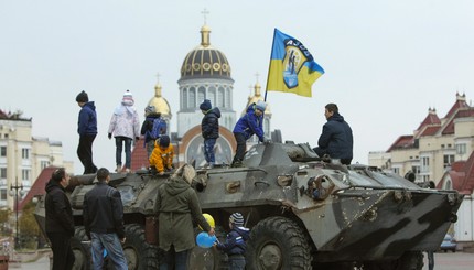 На Оболони выставили подбитую технику из зоны АТО