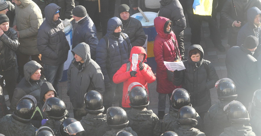 Под Верховной Радой требуют 