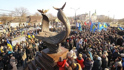 В Николаеве появились четырехметровые крылья в честь Небесной сотни