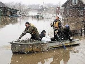 Трех человек убило рекой