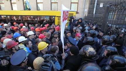 Шахтеры митингуют под Администрацией президента