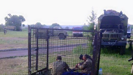 В зоне АТО за пьянство солдат сажают в клетку.