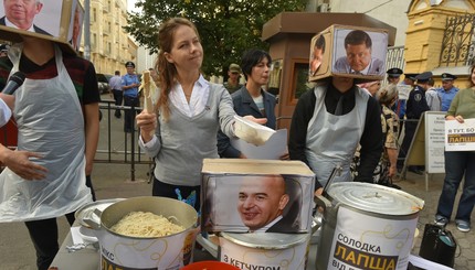 На акцию протеста с лапшой и кетчупом 