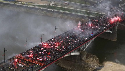 Факельное шествие в Польше: 30 тысяч человек зажгли факелы в честь Дня Независимости