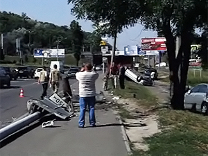 На Набережной: перевернутые автомобили, разбитые осветительные столбы и отбойник