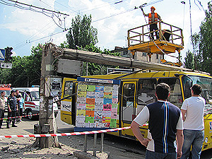 Троллейбус обрушил столб на маршрутку