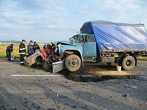 Под грузовиком погибли шестеро