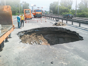 Из-за чего провалилась дорога: Под улицу Телиги тайно сливают кипяток