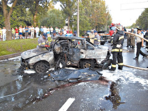 Мотоцикл на огромной скорости залетел в салон легковушки и взорвался