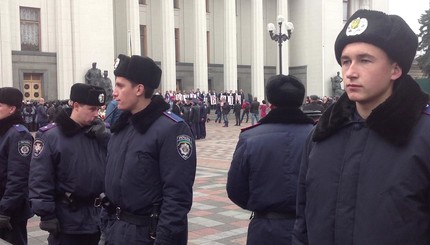 Под Верховной Радой собирается многотысячный митинг