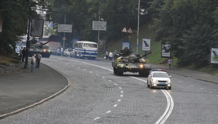 Как военная техника уезжает с парада: фоторепортаж