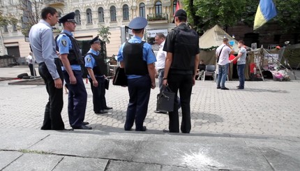 Майдановцы уверяют, что ночью в них бросили гранаты 