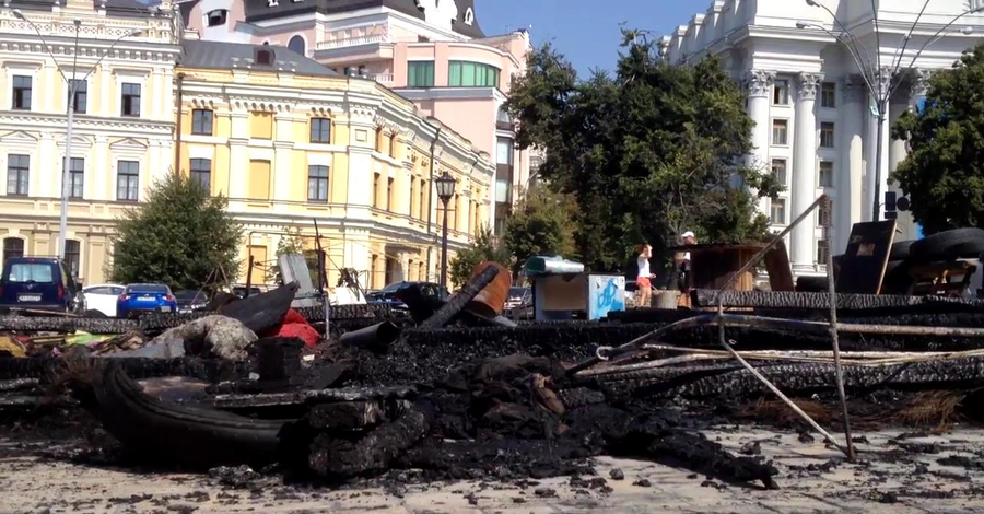 На Михайловской площади ночью подожгли палатки