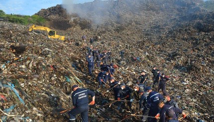 Возобновились поиски спасателей, оказавшихся под завалами на Грибовичской свалке