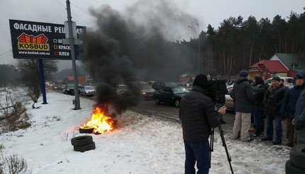 Автомитинг в Киеве: протестующие жгут шины