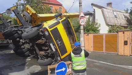 В Киеве автокран упал на частный дом