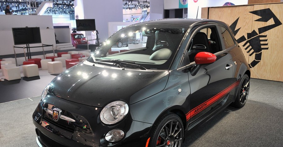 Дерзкий и соблазнительный видеоролик нового Fiat 500 Abarth